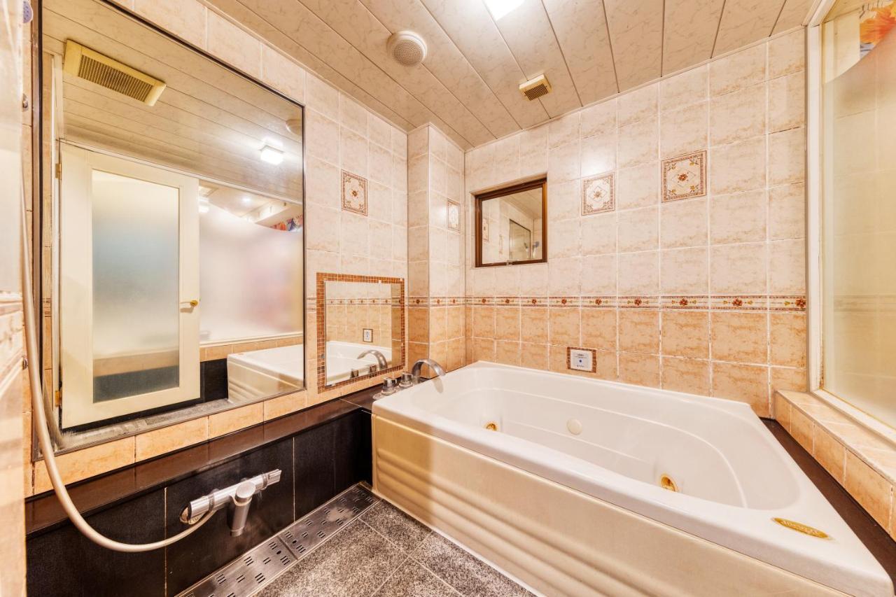Hotel Coconuts Resort Iwatsuki  Сайтама Екстериор снимка